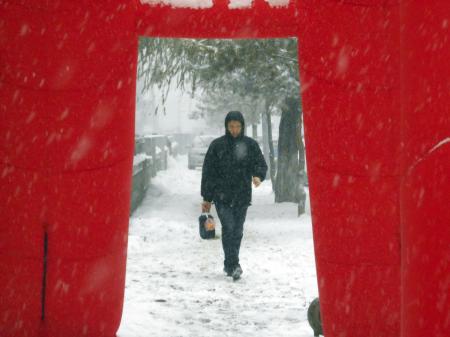 12月3日，在吉林省吉林市街頭，行人冒雪出行。