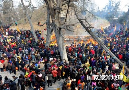 大批香客聚集在河南省淮陽縣太昊陵區(qū)，焚香祭奠中華人文始祖太昊伏羲氏（2010年3月17日攝）。中原地區(qū)是華夏文明的發(fā)源地，伏羲、黃帝、炎帝、大禹等中華人文始祖都在這里留下遺跡。春節(jié)期間，當(dāng)?shù)匕傩斩紩?huì)去一些傳統(tǒng)古廟參加祭拜大典，通過祭祀來祈求和報(bào)答先祖的庇護(hù)和保佑。