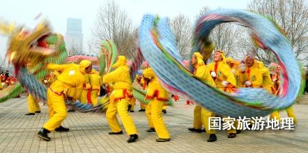  在鄭州市舉辦的一個(gè)元宵節(jié)舞龍大賽上，一支舞龍隊(duì)在表演高難度動(dòng)作（2011年2月16日攝）。元宵節(jié)，除了觀賞花燈外，最熱鬧的活動(dòng)當(dāng)屬傳統(tǒng)民俗表演。在中原地區(qū)，從正月十三開始，各地都要連續(xù)數(shù)日舉辦各種大型文藝表演活動(dòng)。