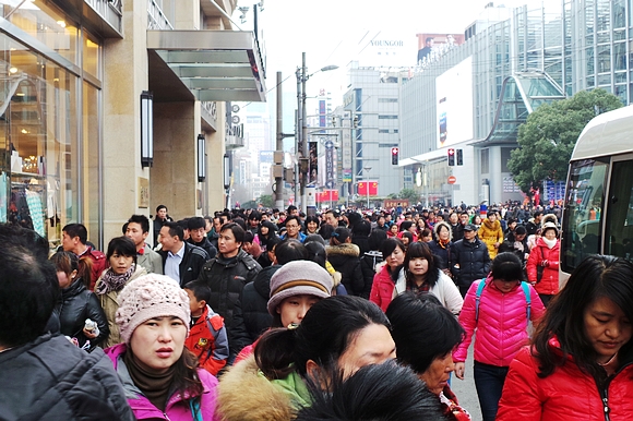 上午9點后至傍晚，黃浦江兩岸的南京路、外灘、東方明珠塔等景點一直是人流如潮。