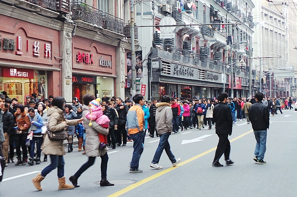 上午9點后至傍晚，黃浦江兩岸的南京路、外灘、東方明珠塔等景點一直是人流如潮。