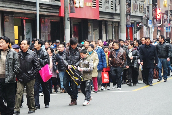 上午9點后至傍晚，黃浦江兩岸的南京路、外灘、東方明珠塔等景點一直是人流如潮。