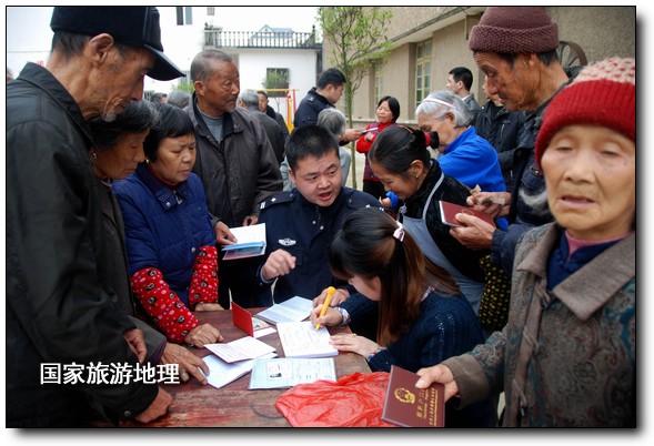 江西婺源：民警關(guān)愛(ài)留守老人 服務(wù)到家（王國(guó)紅 孫繼明攝）