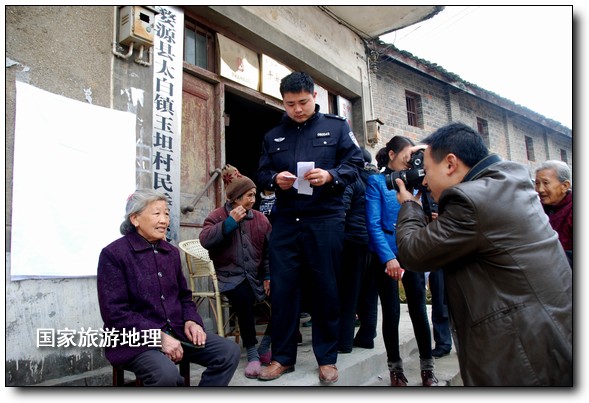 江西婺源：民警關(guān)愛(ài)留守老人 服務(wù)到家（王國(guó)紅 孫繼明攝）