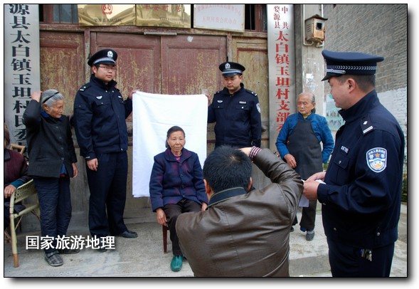 江西婺源：民警關(guān)愛(ài)留守老人 服務(wù)到家（王國(guó)紅 孫繼明攝）