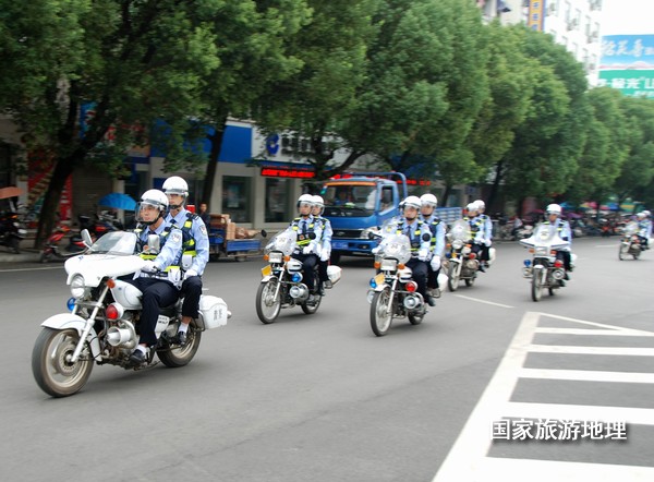 江西婺源：摩托騎警服務(wù)“最美鄉(xiāng)村”（