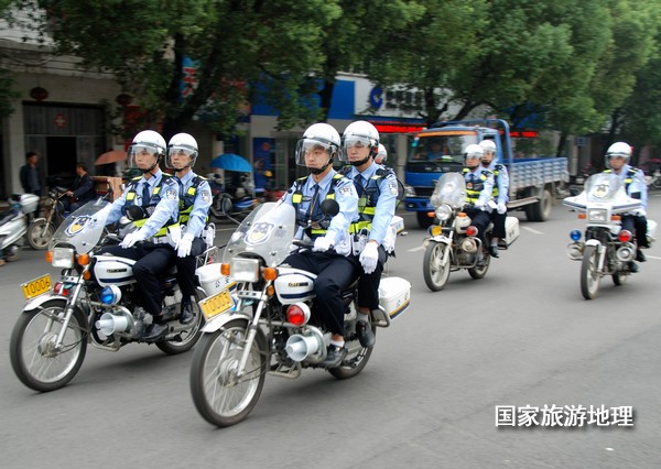 江西婺源：摩托騎警服務(wù)“最美鄉(xiāng)村”（