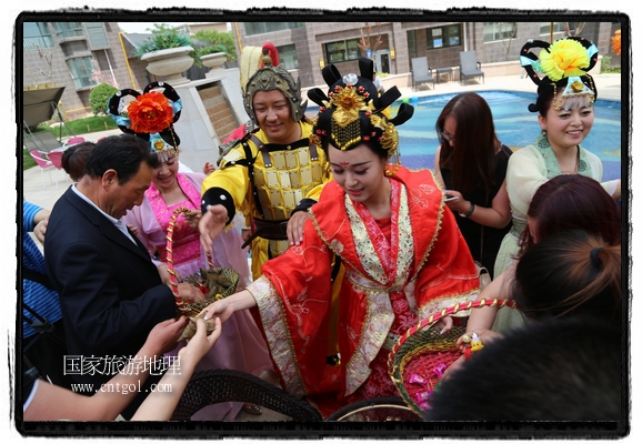 6月19日，端午節(jié)的前一天，甘肅平?jīng)鍪嗅轻紖^(qū)南山公園澳廈麗灣小區(qū)“邀請(qǐng)”唐朝被譽(yù)為四大美女之一的“楊貴妃”前來(lái)與市民見面，共度“端午佳節(jié)”。期間，“貴妃娘娘”由一名解說(shuō)人員做向?qū)?，與小區(qū)居民一同游玩、賞景、互敬酒水、合影留念，并現(xiàn)場(chǎng)贈(zèng)送大人小孩粽子、香包和糖果。