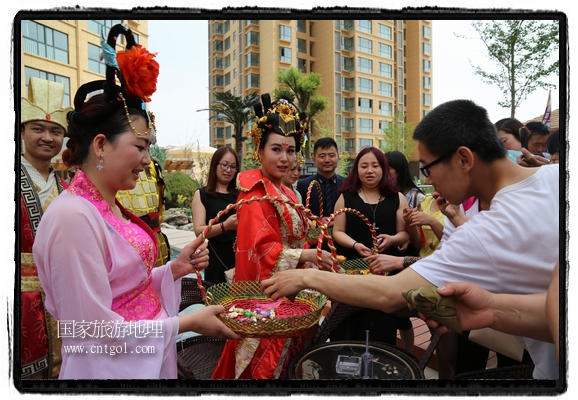 6月19日，端午節(jié)的前一天，甘肅平?jīng)鍪嗅轻紖^(qū)南山公園澳廈麗灣小區(qū)“邀請(qǐng)”唐朝被譽(yù)為四大美女之一的“楊貴妃”前來(lái)與市民見面，共度“端午佳節(jié)”。期間，“貴妃娘娘”由一名解說(shuō)人員做向?qū)?，與小區(qū)居民一同游玩、賞景、互敬酒水、合影留念，并現(xiàn)場(chǎng)贈(zèng)送大人小孩粽子、香包和糖果。