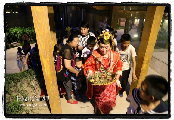 6月19日，端午節(jié)的前一天，甘肅平?jīng)鍪嗅轻紖^(qū)南山公園澳廈麗灣小區(qū)“邀請(qǐng)”唐朝被譽(yù)為四大美女之一的“楊貴妃”前來(lái)與市民見面，共度“端午佳節(jié)”。期間，“貴妃娘娘”由一名解說(shuō)人員做向?qū)Вc小區(qū)居民一同游玩、賞景、互敬酒水、合影留念，并現(xiàn)場(chǎng)贈(zèng)送大人小孩粽子、香包和糖果。