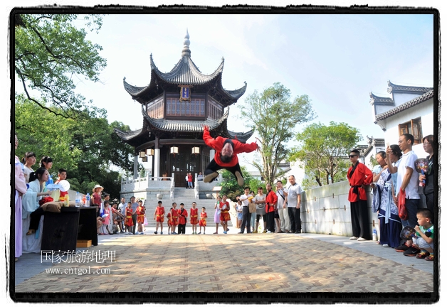 6月20日，小朋友們和中國武術(shù)愛好者們在江西省婺源縣熹園景區(qū)表演中國傳統(tǒng)的中國武術(shù)功夫，吸引許多游人前來駐足觀看。當(dāng)日是中國傳統(tǒng)的端午節(jié)，江西省婺源縣的中國武術(shù)愛好者們通過表演中國武術(shù)功夫，打太極，表演了少林棍、硬氣功、自選拳等少林寺功夫，讓孩子們從小學(xué)習(xí)中國武術(shù)，傳承中國武德，感受先人過端午的氛圍。