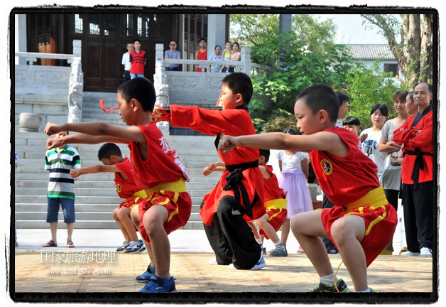 6月20日，小朋友們和中國武術(shù)愛好者們在江西省婺源縣熹園景區(qū)表演中國傳統(tǒng)的中國武術(shù)功夫，吸引許多游人前來駐足觀看。當(dāng)日是中國傳統(tǒng)的端午節(jié)，江西省婺源縣的中國武術(shù)愛好者們通過表演中國武術(shù)功夫，打太極，表演了少林棍、硬氣功、自選拳等少林寺功夫，讓孩子們從小學(xué)習(xí)中國武術(shù)，傳承中國武德，感受先人過端午的氛圍。