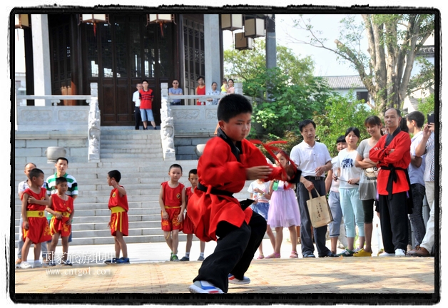 6月20日，小朋友們和中國武術(shù)愛好者們在江西省婺源縣熹園景區(qū)表演中國傳統(tǒng)的中國武術(shù)功夫，吸引許多游人前來駐足觀看。當(dāng)日是中國傳統(tǒng)的端午節(jié)，江西省婺源縣的中國武術(shù)愛好者們通過表演中國武術(shù)功夫，打太極，表演了少林棍、硬氣功、自選拳等少林寺功夫，讓孩子們從小學(xué)習(xí)中國武術(shù)，傳承中國武德，感受先人過端午的氛圍。