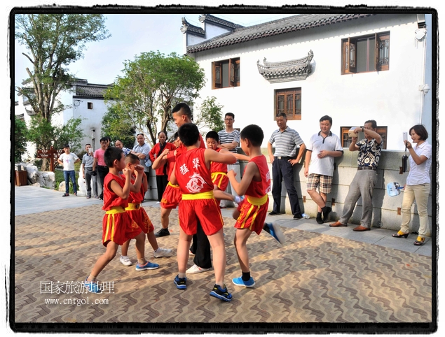 6月20日，小朋友們和中國武術(shù)愛好者們在江西省婺源縣熹園景區(qū)表演中國傳統(tǒng)的中國武術(shù)功夫，吸引許多游人前來駐足觀看。當(dāng)日是中國傳統(tǒng)的端午節(jié)，江西省婺源縣的中國武術(shù)愛好者們通過表演中國武術(shù)功夫，打太極，表演了少林棍、硬氣功、自選拳等少林寺功夫，讓孩子們從小學(xué)習(xí)中國武術(shù)，傳承中國武德，感受先人過端午的氛圍。