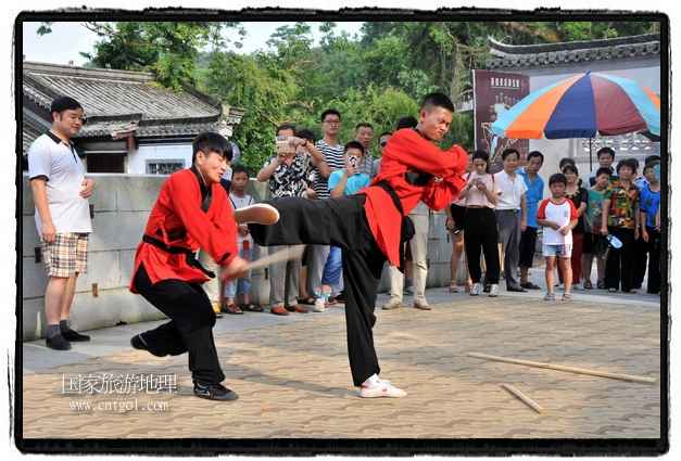 6月20日，小朋友們和中國武術(shù)愛好者們在江西省婺源縣熹園景區(qū)表演中國傳統(tǒng)的中國武術(shù)功夫，吸引許多游人前來駐足觀看。當(dāng)日是中國傳統(tǒng)的端午節(jié)，江西省婺源縣的中國武術(shù)愛好者們通過表演中國武術(shù)功夫，打太極，表演了少林棍、硬氣功、自選拳等少林寺功夫，讓孩子們從小學(xué)習(xí)中國武術(shù)，傳承中國武德，感受先人過端午的氛圍。